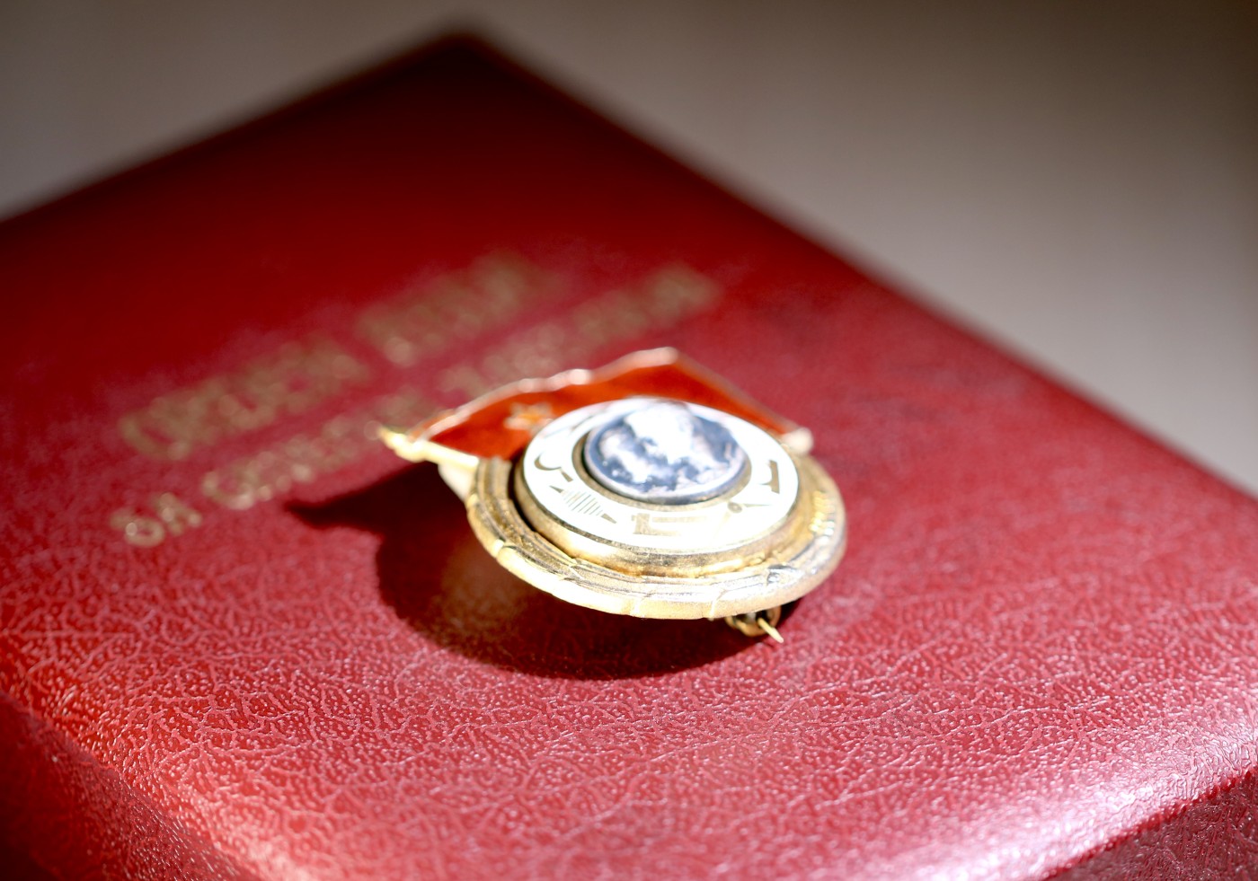 大猫徽章拍卖第230期 南斯拉夫一级劳动勋章，背面带银标厂标，原盒带证书