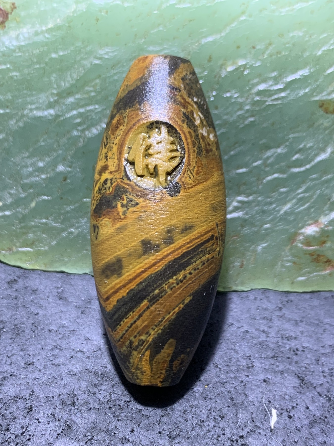 精美亚光罕见九眼页岩手工雕刻佛字天珠一颗，