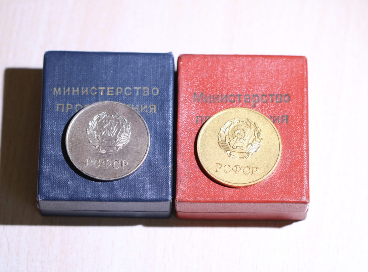 大猫徽章拍卖第230期 苏联原盒学霸一组