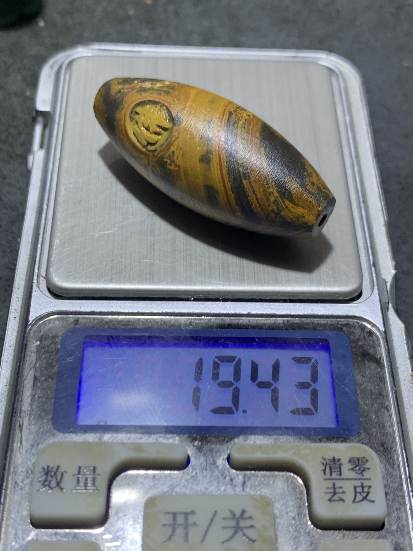 精美亚光罕见九眼页岩手工雕刻佛字天珠一颗，