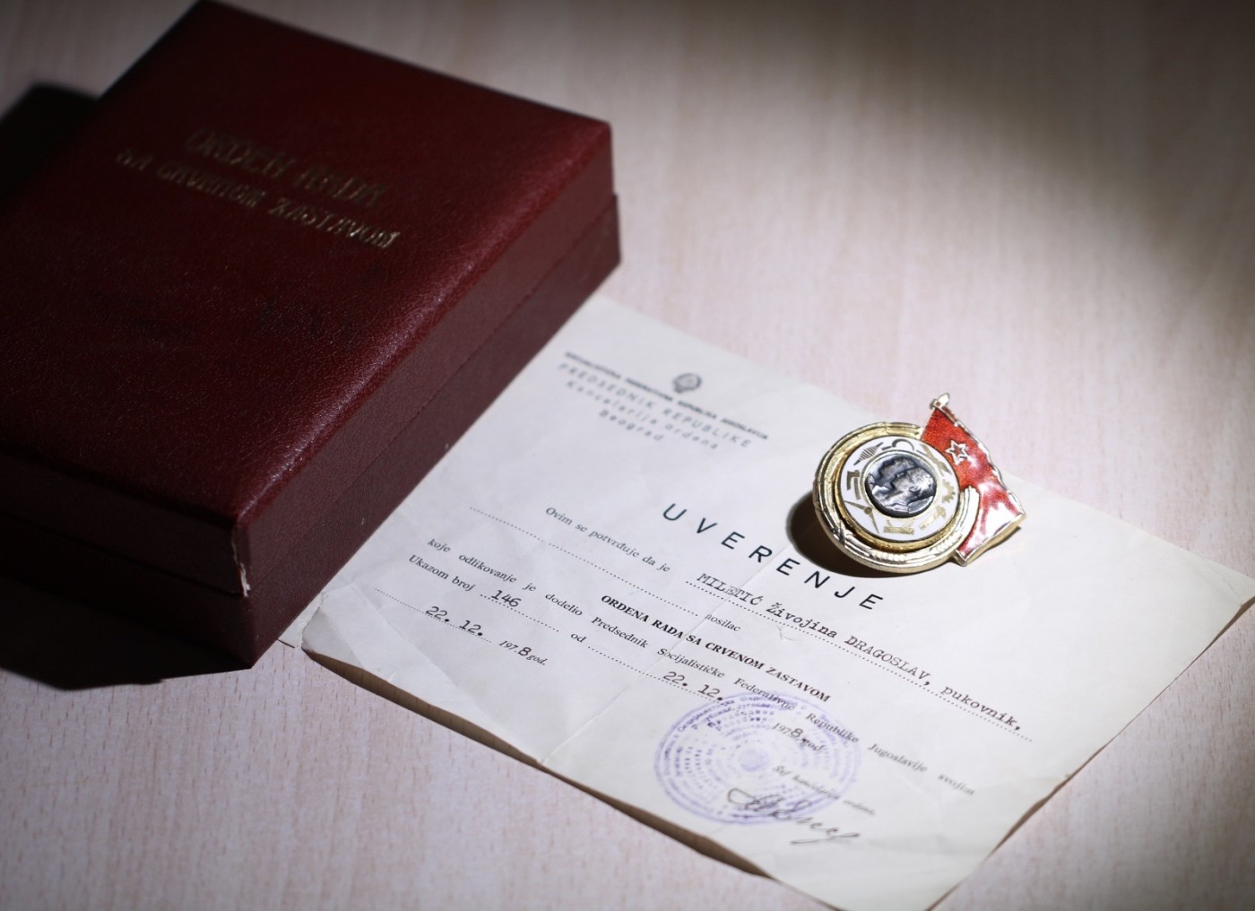 大猫徽章拍卖第230期 南斯拉夫一级劳动勋章，背面带银标厂标，原盒带证书