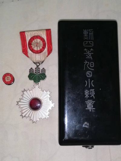 各国勋章奖章拍卖第6期 - 日本勋四等旭日小授章，白字二战版，带盒略