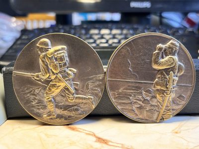 【海寕潮】拍卖第七十八期 - 【海寧潮A】日本昭和十二年**事变纪念章陆军牌，海军牌造币局制一对，直径55毫米，无盒，博物馆收藏级别，之前价格8千多。【本场发货物品重量超1公斤的，需要按实际补运费！】