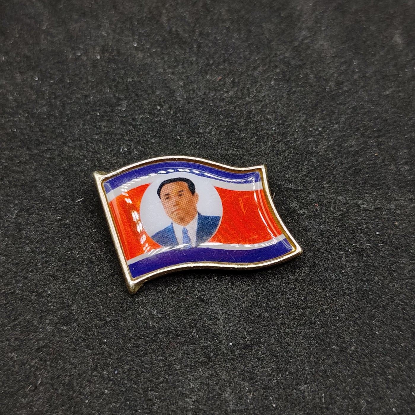 全场0元起拍 第82期 咸鱼国勋章拍卖专场 8月16日（周三）下午6：00开始 稀少 境外人员版朝鲜国旗色像章