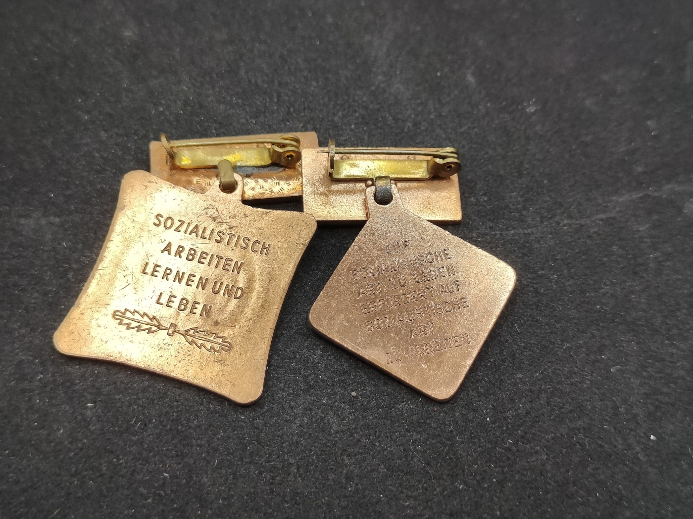 全场0元起拍 第82期 咸鱼国勋章拍卖专场 8月16日（周三）下午6：00开始 东德劳动奖章两个