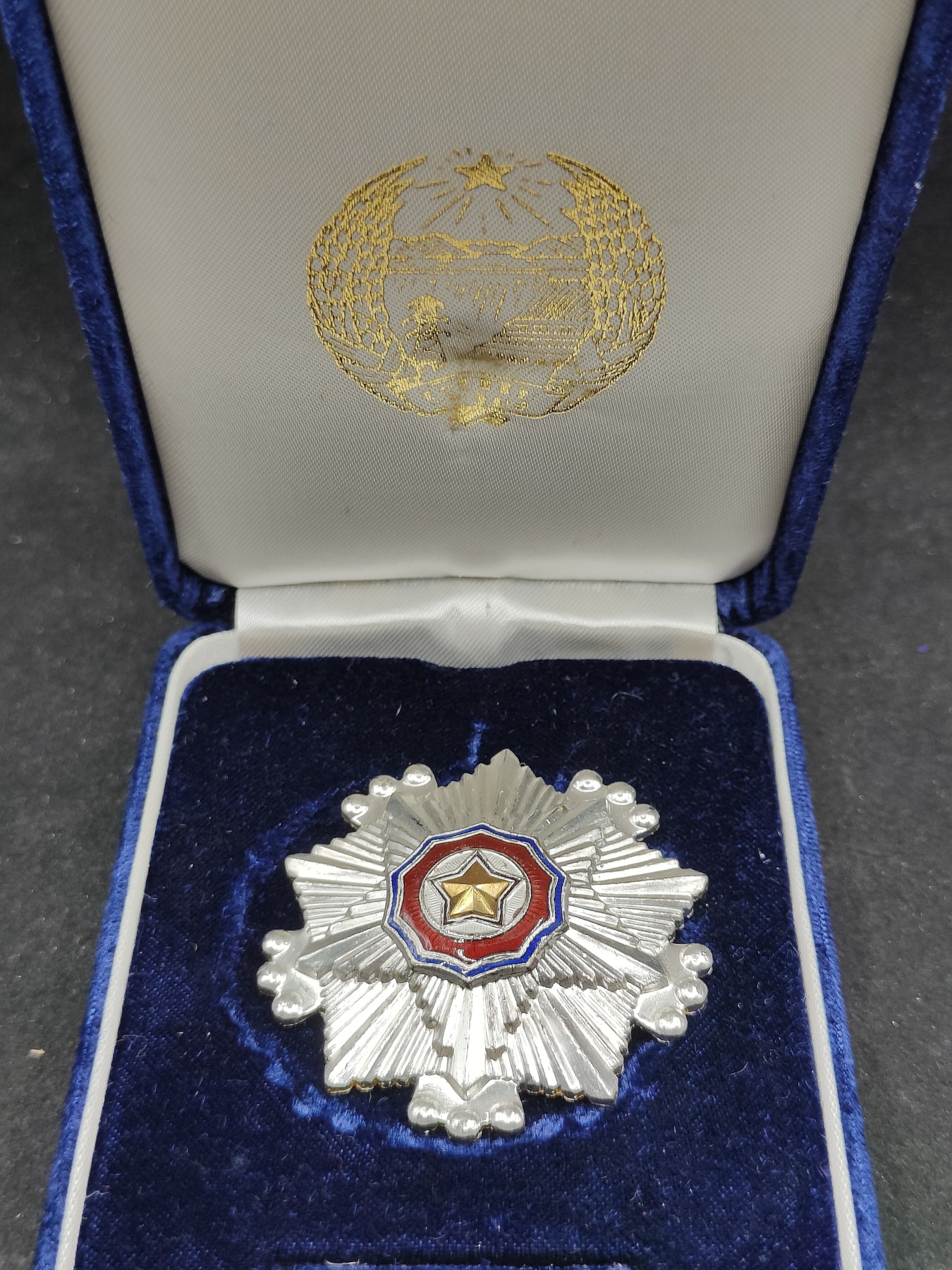 全场0元起拍 第82期 咸鱼国勋章拍卖专场 8月16日（周三）下午6：00开始 朝总联版烫金国徽盒 朝鲜三级国旗勋章