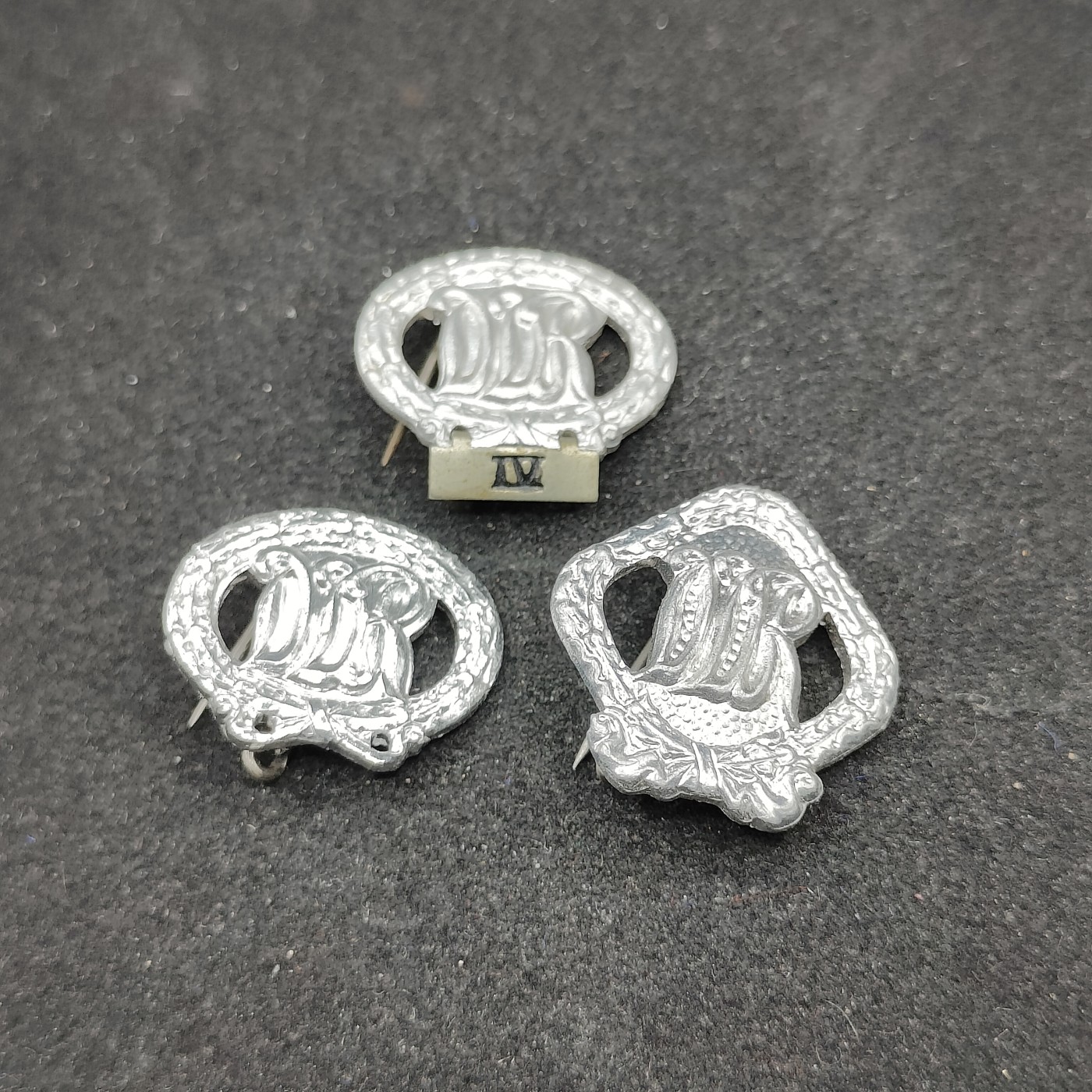 全场0元起拍 第82期 咸鱼国勋章拍卖专场 8月16日（周三）下午6：00开始 东德银级体能章三个 不同版本