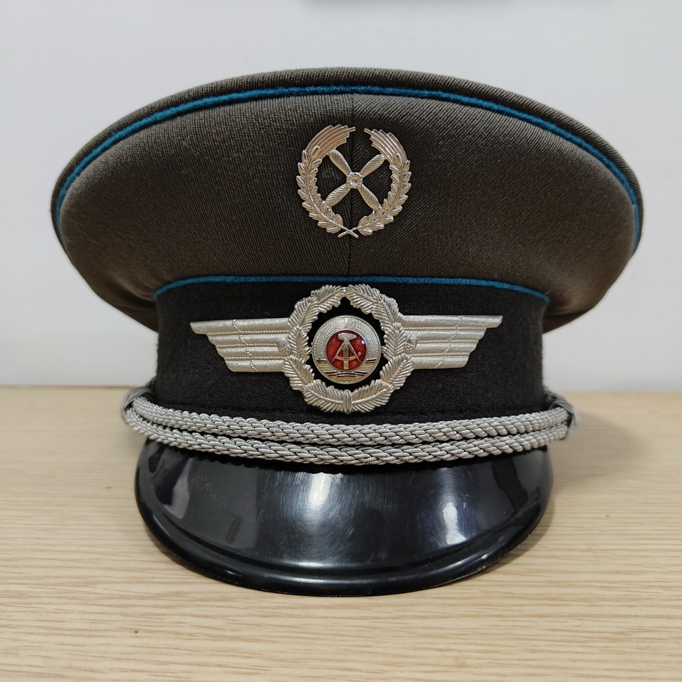 全场0元起拍 第82期 咸鱼国勋章拍卖专场 8月16日（周三）下午6：00开始 东德空军军官大檐帽 早期马鞍形内标