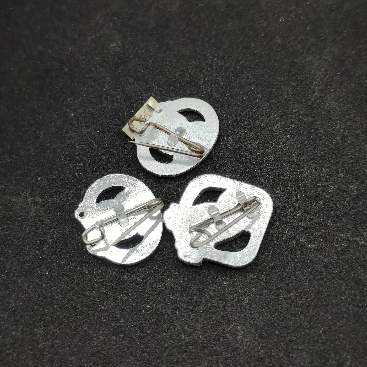 全场0元起拍 第82期 咸鱼国勋章拍卖专场 8月16日（周三）下午6：00开始 东德银级体能章三个 不同版本