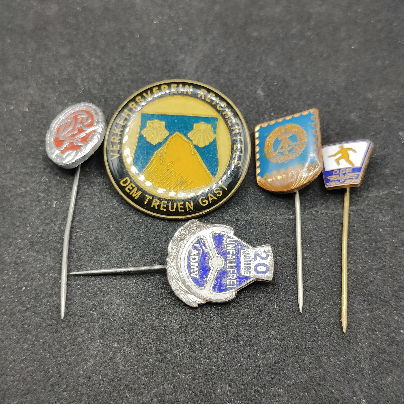 全场0元起拍 第82期 咸鱼国勋章拍卖专场 8月16日（周三）下午6：00开始 东德徽章一组五个