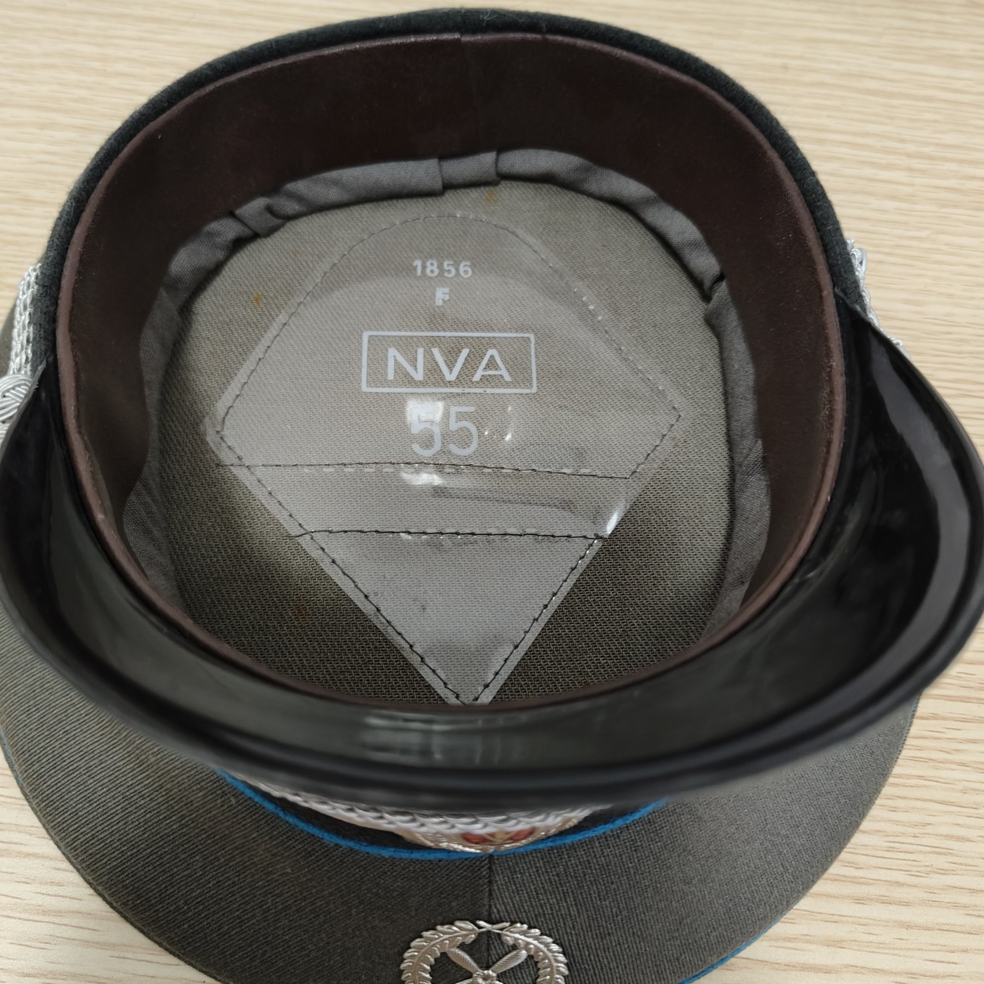 全场0元起拍 第82期 咸鱼国勋章拍卖专场 8月16日（周三）下午6：00开始 东德空军军官大檐帽 早期马鞍形内标