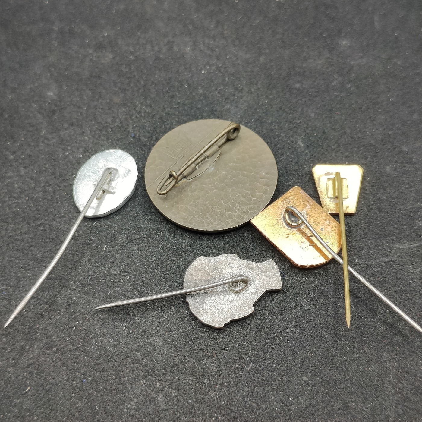 全场0元起拍 第82期 咸鱼国勋章拍卖专场 8月16日（周三）下午6：00开始 东德徽章一组五个