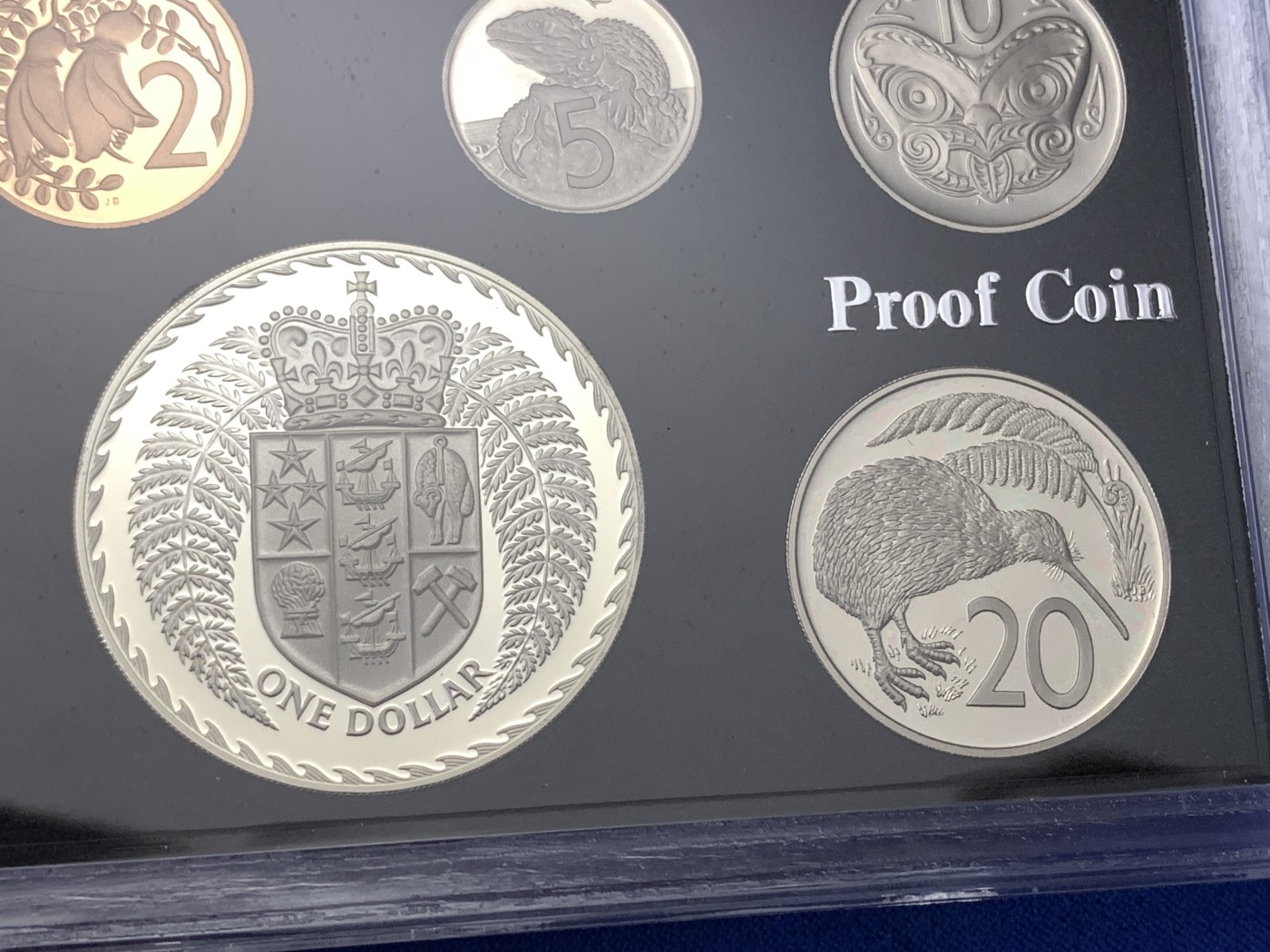 《竞宝斋》第189场-周日，周一 2场 (全场包邮) 新西兰1979年精制套币 含925大银币一枚 特殊的女王头像非常漂亮