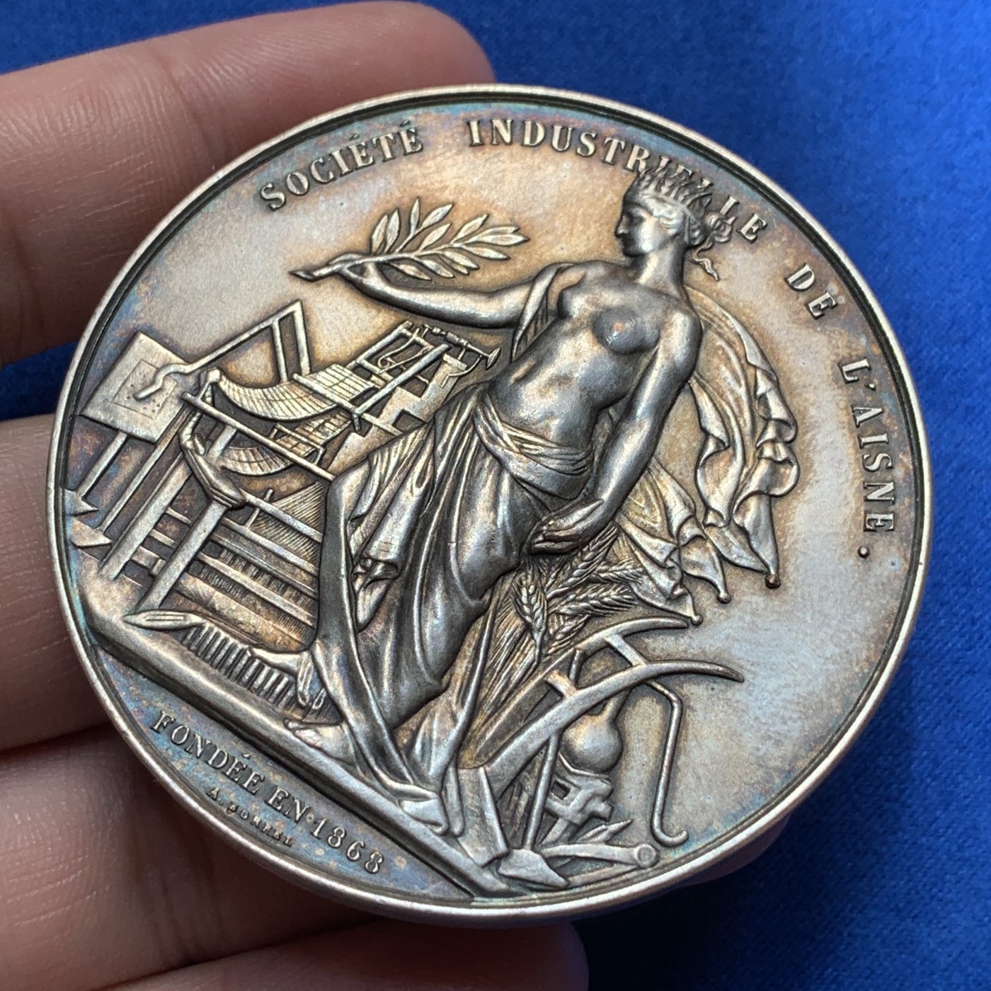 《竞宝斋》第189场-周日，周一 2场 (全场包邮) 法国1880-1898埃纳工业协会女神镀银大铜章 57.7mm 93.4g 丰饶角边铭 铜标 刻字日期为1947年
