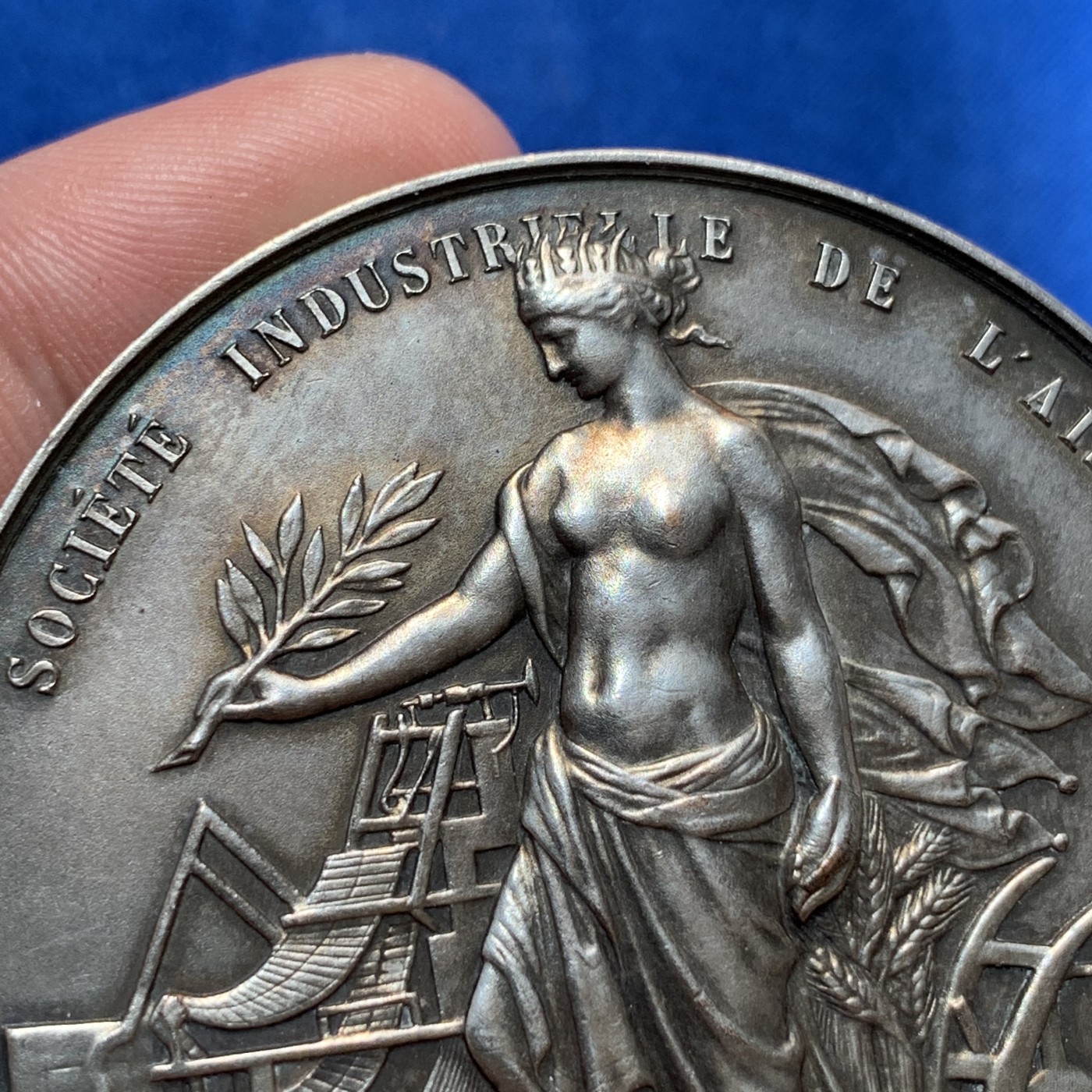《竞宝斋》第189场-周日，周一 2场 (全场包邮) 法国1880-1898埃纳工业协会女神镀银大铜章 57.7mm 93.4g 丰饶角边铭 铜标 刻字日期为1947年