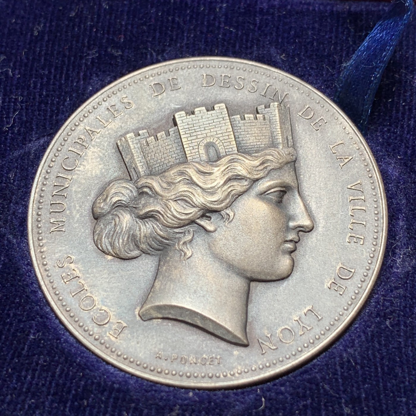 《竞宝斋》第189场-周日，周一 2场 (全场包邮) 法国 1899年 里昂市政设计学院银章（原盒）  直径：36mm 重量：21.2g  Argent银标+螃蟹边铭  包浆温润，原盒好品