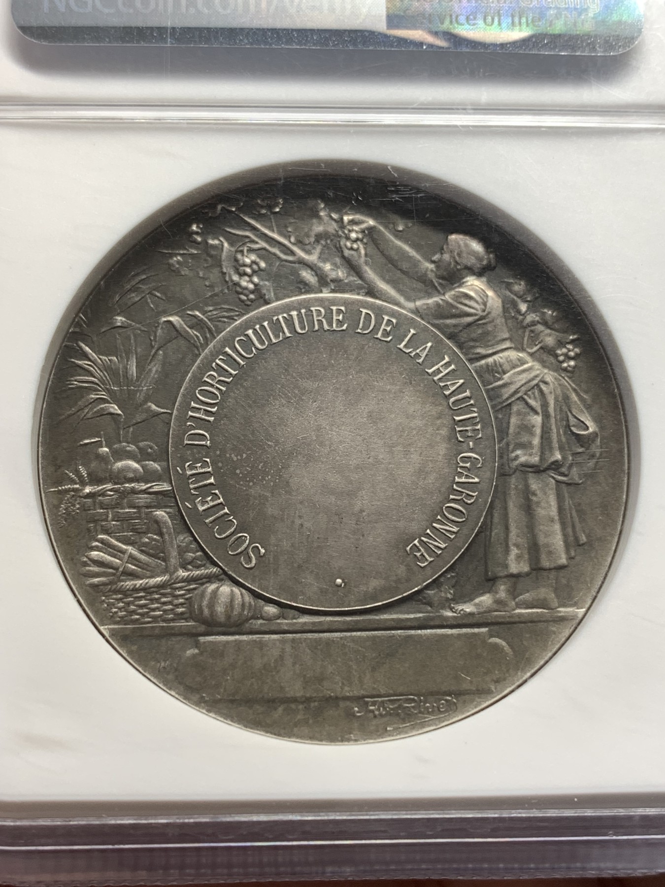 《竞宝斋》第189场-周日，周一 2场 (全场包邮) NGC MS63 法国加龙河园艺协会银章 加厚盒子 双面黑包浆，黑的入骨入髓，说的就是这种，章的细节刻画的很好，背面未刻字，原汁原味，十分难得