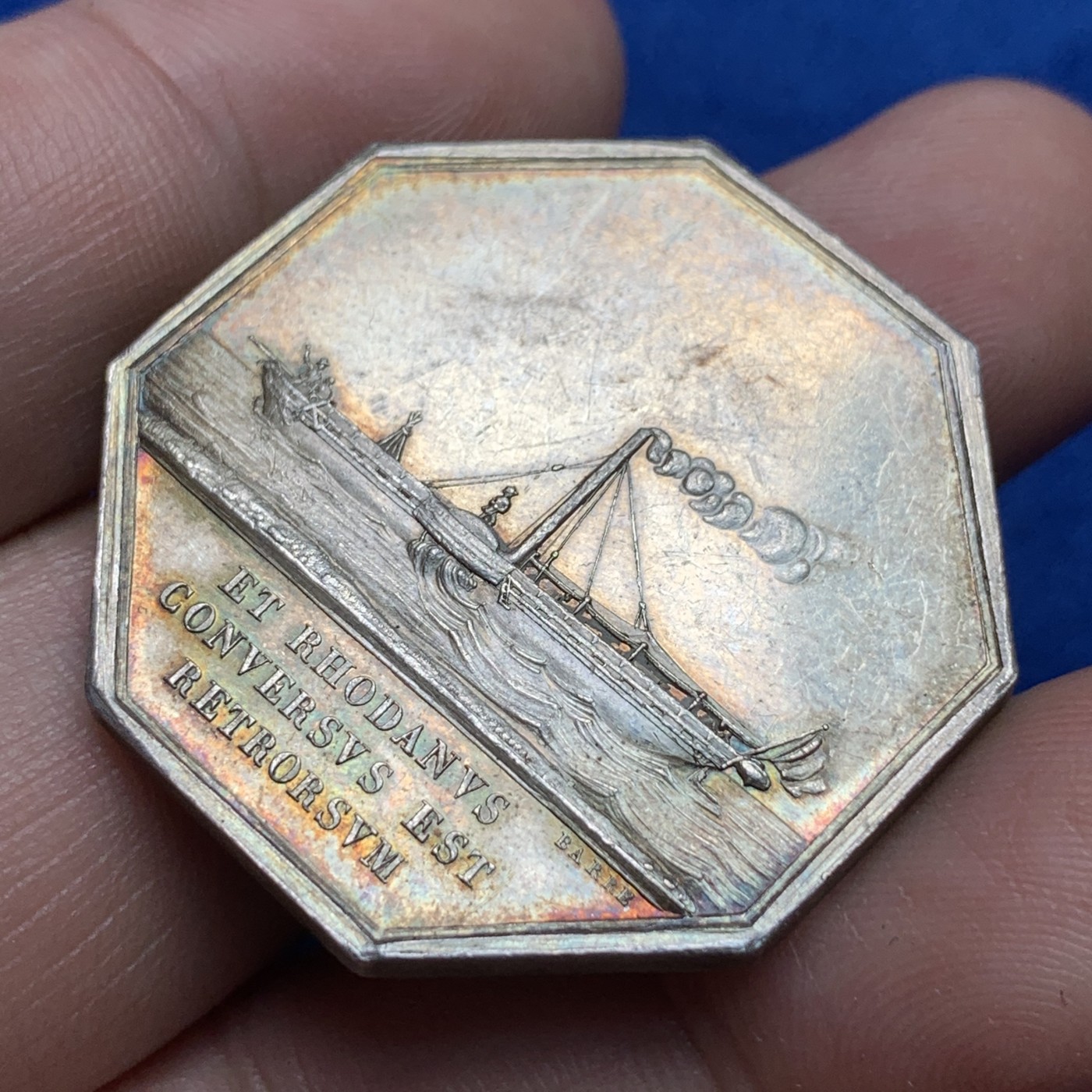 《竞宝斋》第189场-周日，周一 2场 (全场包邮) 法国1842-1845罗纳船运公司JETON银质八角代币，少见的蒸汽船题材，35mm，19.2g，船首边铭 五彩包浆漂亮