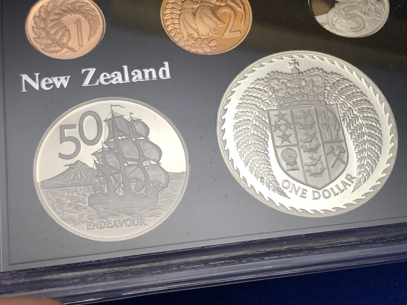 《竞宝斋》第189场-周日，周一 2场 (全场包邮) 新西兰1979年精制套币 含925大银币一枚 特殊的女王头像非常漂亮