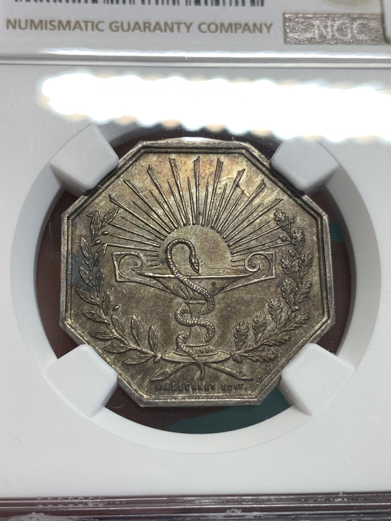 《竞宝斋》第189场-周日，周一 2场 (全场包邮) NGC-MS62 少见的法国1844约讷医学会JETON银质八角代币 双面深彩包浆 蛇的鳞片清晰