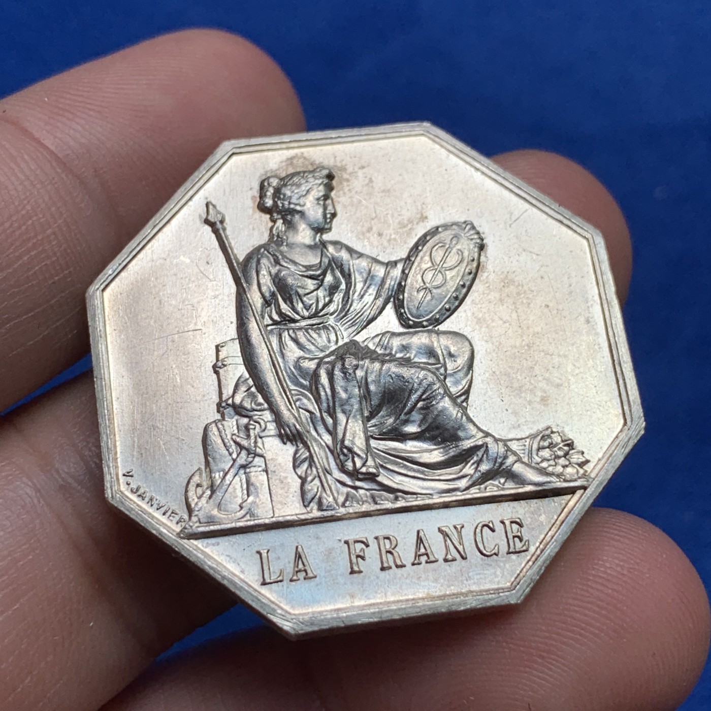 《竞宝斋》第189场-周日，周一 2场 (全场包邮) 法国人寿保险公司八角银质代币，19.9g，36.3mm，丰饶角+1银标 细节好 底板光洁