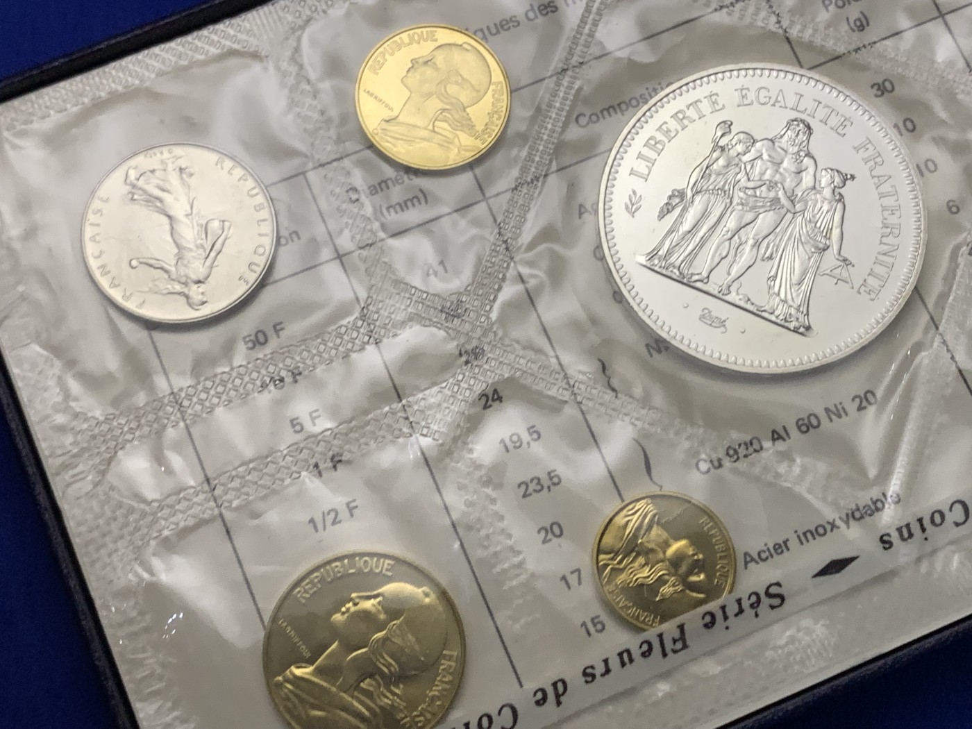 《竞宝斋》第189场-周日，周一 2场 (全场包邮) 1974年法国套币，原盒原封共9枚，市场上少见，品相如图。其中包括大力神大银币，这是该币首年推出50法郎，很有意义，市场上同品相的评级币价值不菲。