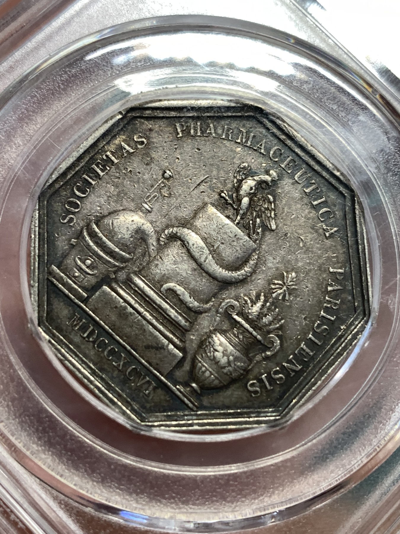 《竞宝斋》第189场-周日，周一 2场 (全场包邮) 公博 AU53 法国1796巴黎制药公司八角银质代币 正面希腊女神Hygieia她头戴皇冠 前面蛇在酒杯里喝酒 极少见品种(目前只见这一枚）   油灯边铭 难得公博低评