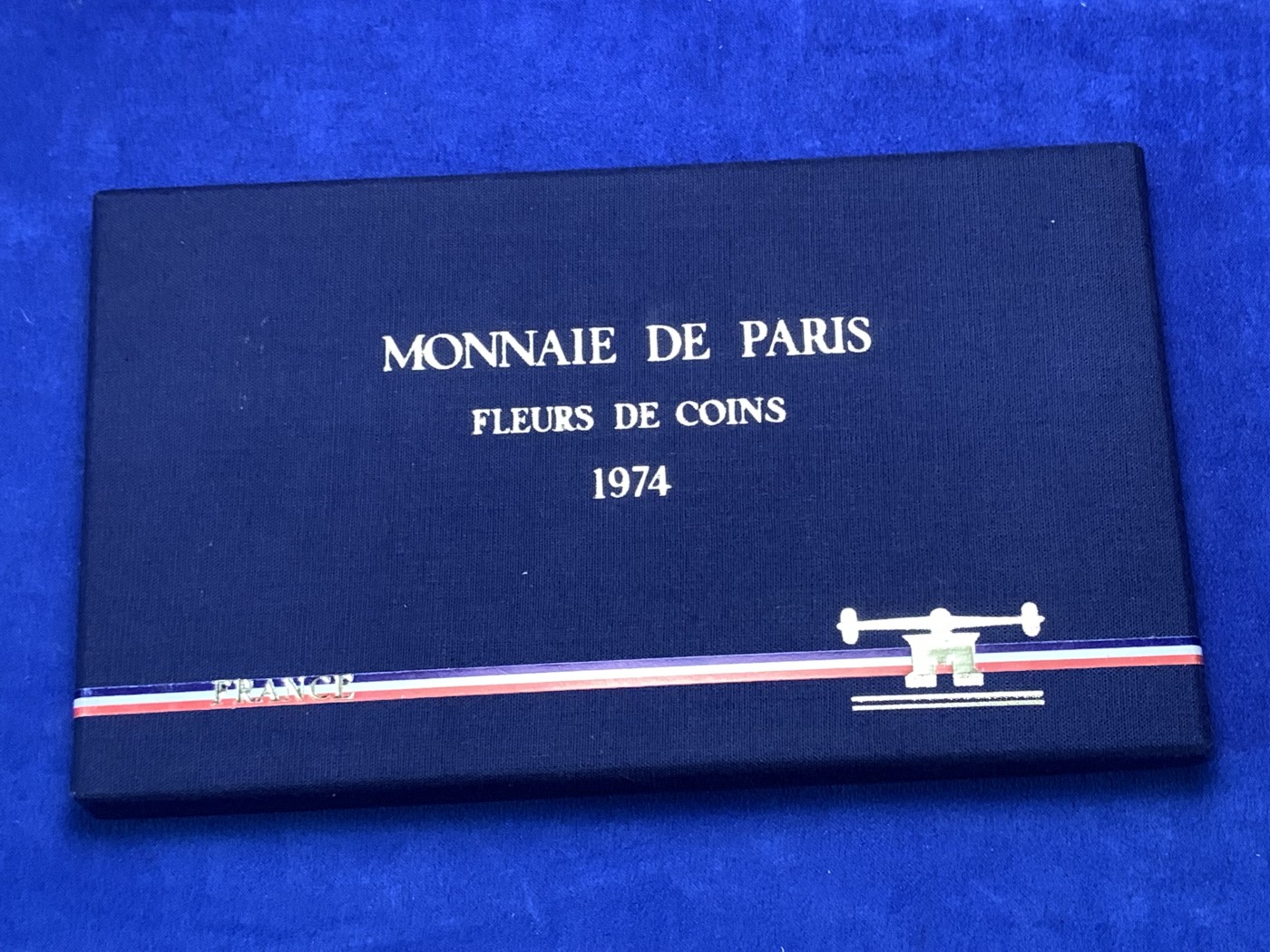 《竞宝斋》第189场-周日，周一 2场 (全场包邮) 1974年法国套币，原盒原封共9枚，市场上少见，品相如图。其中包括大力神大银币，这是该币首年推出50法郎，很有意义，市场上同品相的评级币价值不菲。
