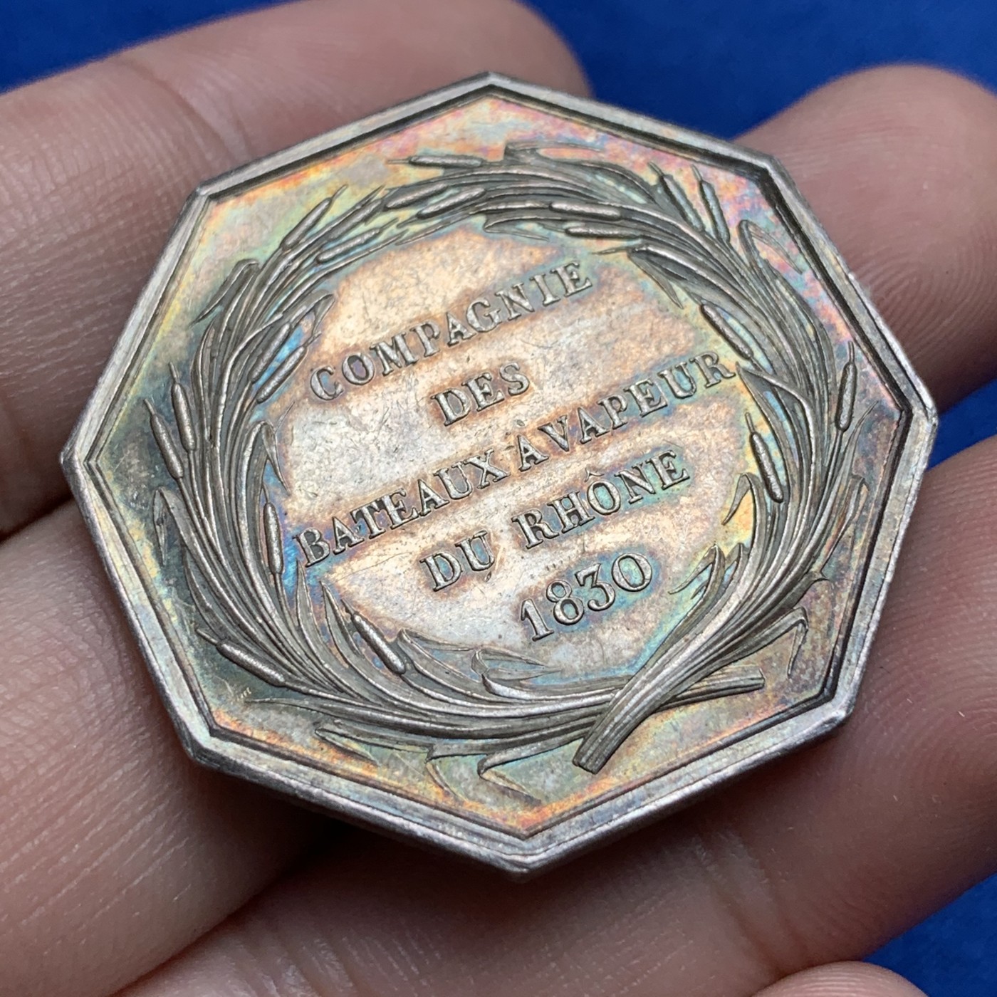 《竞宝斋》第189场-周日，周一 2场 (全场包邮) 法国1842-1845罗纳船运公司JETON银质八角代币，少见的蒸汽船题材，35mm，19.2g，船首边铭 五彩包浆漂亮