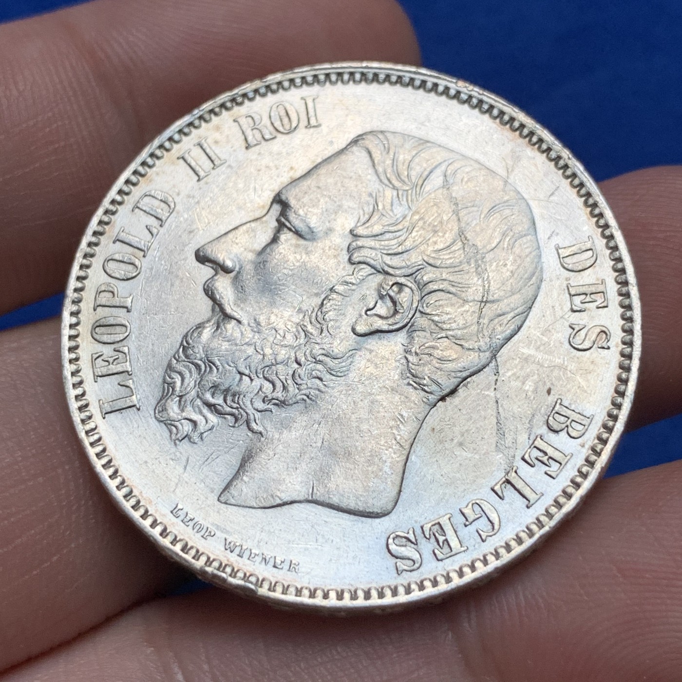 《竞宝斋》第189场-周日，周一 2场 (全场包邮) 比利时1876年利奥波德二世5法郎银币 未流通品相  头上像模裂痕迹