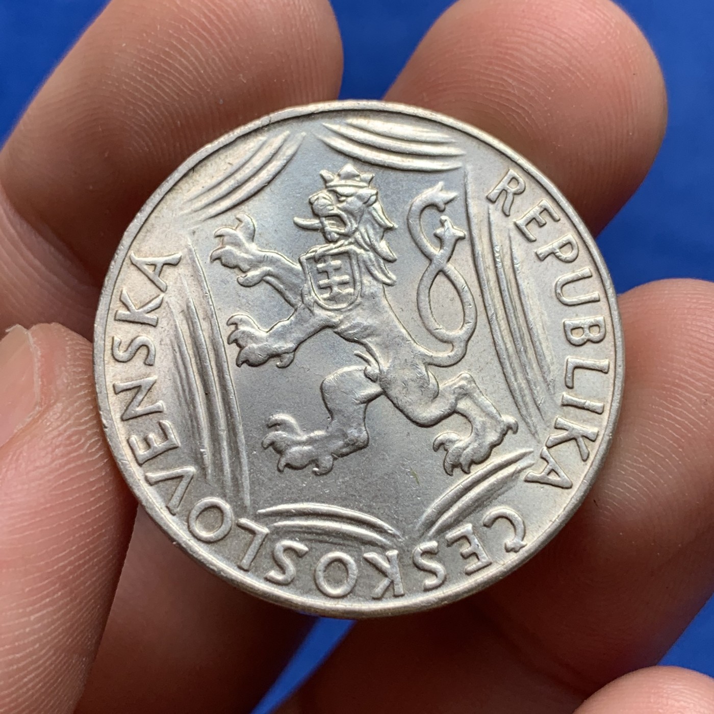 《竞宝斋》第189场-周日，周一 2场 (全场包邮) 捷克斯洛伐克1948年100克朗银币，钱体平整无缺，图案字迹清晰，带底光未流通美品，包浆氧化自然，保存状态优美