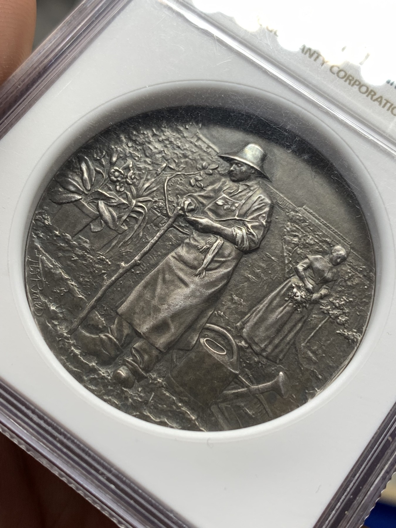 《竞宝斋》第189场-周日，周一 2场 (全场包邮) NGC MS63 法国加龙河园艺协会银章 加厚盒子 双面黑包浆，黑的入骨入髓，说的就是这种，章的细节刻画的很好，背面未刻字，原汁原味，十分难得