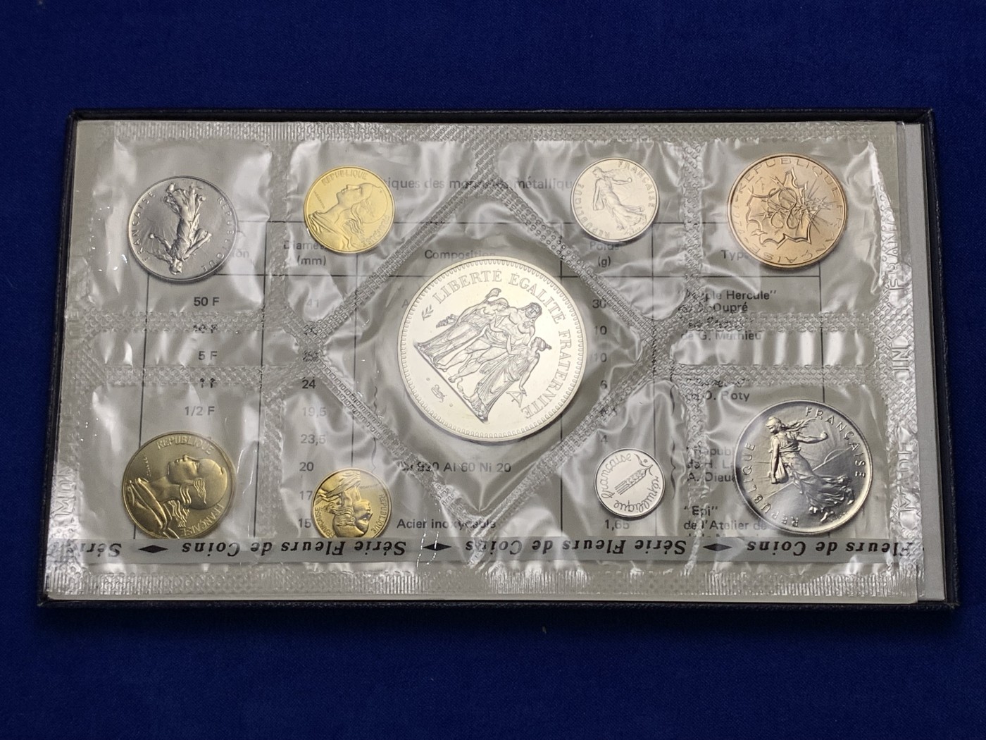 《竞宝斋》第189场-周日，周一 2场 (全场包邮) 1974年法国套币，原盒原封共9枚，市场上少见，品相如图。其中包括大力神大银币，这是该币首年推出50法郎，很有意义，市场上同品相的评级币价值不菲。