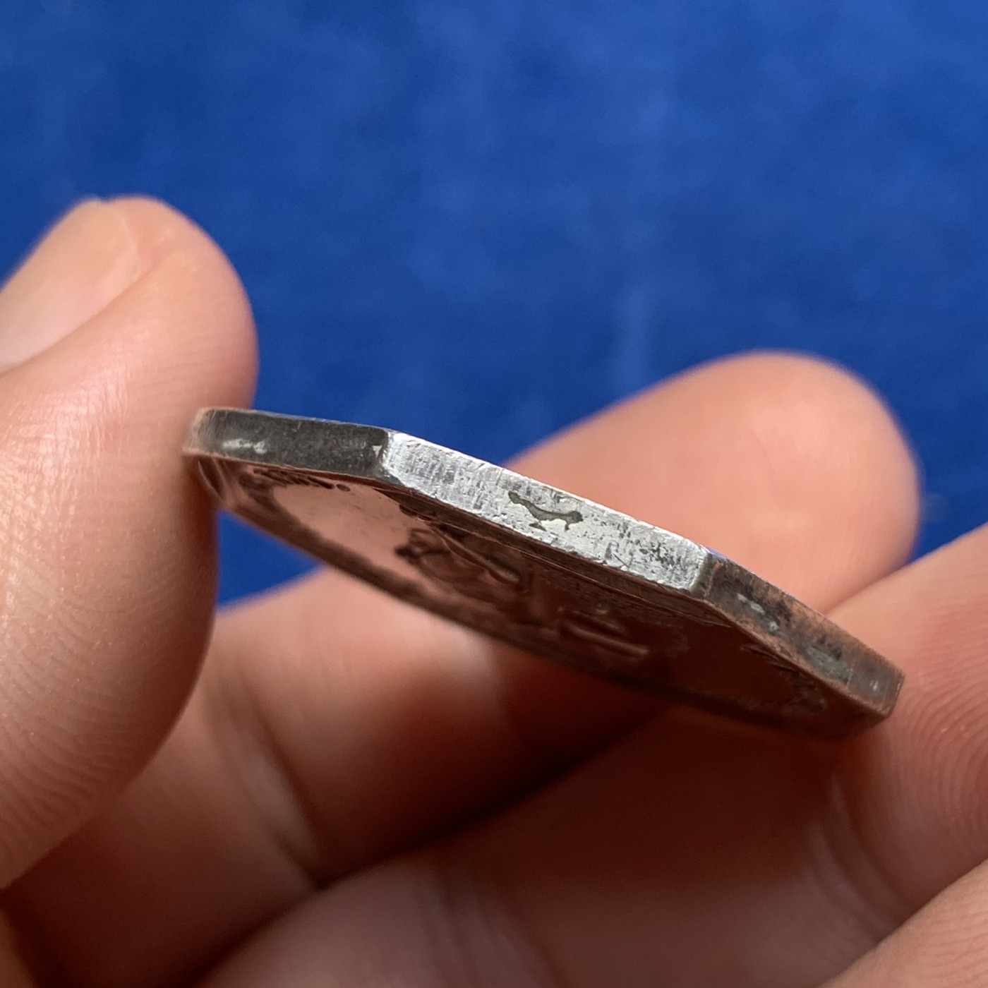 《竞宝斋》第189场-周日，周一 2场 (全场包邮) 法国八角代币公证处，正面路易.菲利普大头像，背面一个半裸男人站在祭坛上，上面写着“公证人阿仑特”。边铭：油灯，少见品