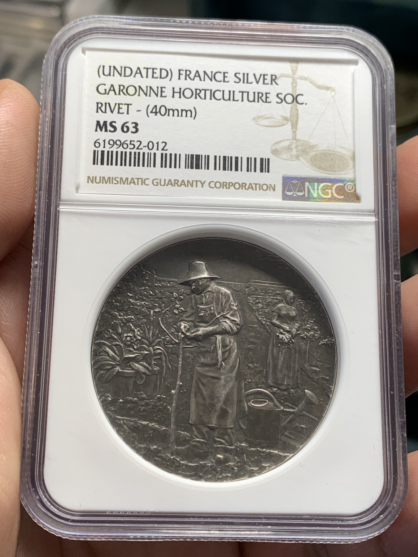 《竞宝斋》第189场-周日，周一 2场 (全场包邮) NGC MS63 法国加龙河园艺协会银章 加厚盒子 双面黑包浆，黑的入骨入髓，说的就是这种，章的细节刻画的很好，背面未刻字，原汁原味，十分难得
