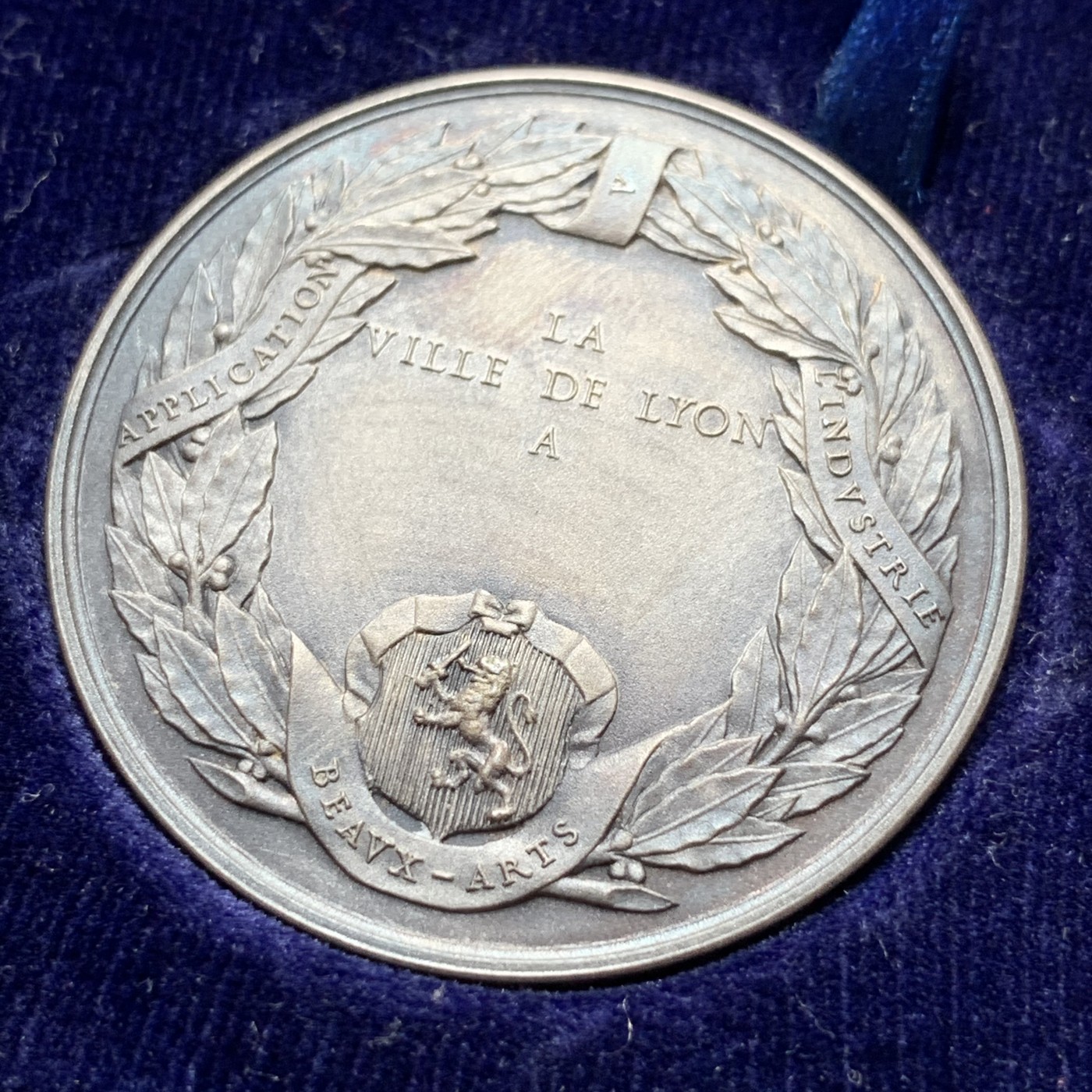 《竞宝斋》第189场-周日，周一 2场 (全场包邮) 法国 1899年 里昂市政设计学院银章（原盒）  直径：36mm 重量：21.2g  Argent银标+螃蟹边铭  包浆温润，原盒好品