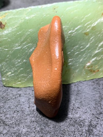 精美戈壁红碧玉手工雕刻佛字把件（吊坠)一个！ 精美戈壁红碧玉手工雕刻佛字把件（吊坠)一个！