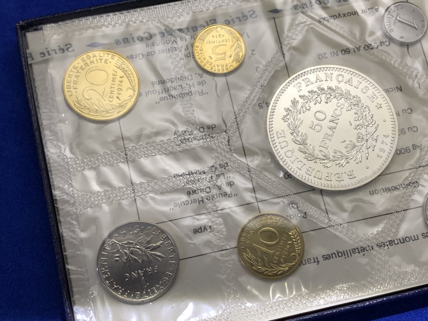 《竞宝斋》第189场-周日，周一 2场 (全场包邮) 1974年法国套币，原盒原封共9枚，市场上少见，品相如图。其中包括大力神大银币，这是该币首年推出50法郎，很有意义，市场上同品相的评级币价值不菲。