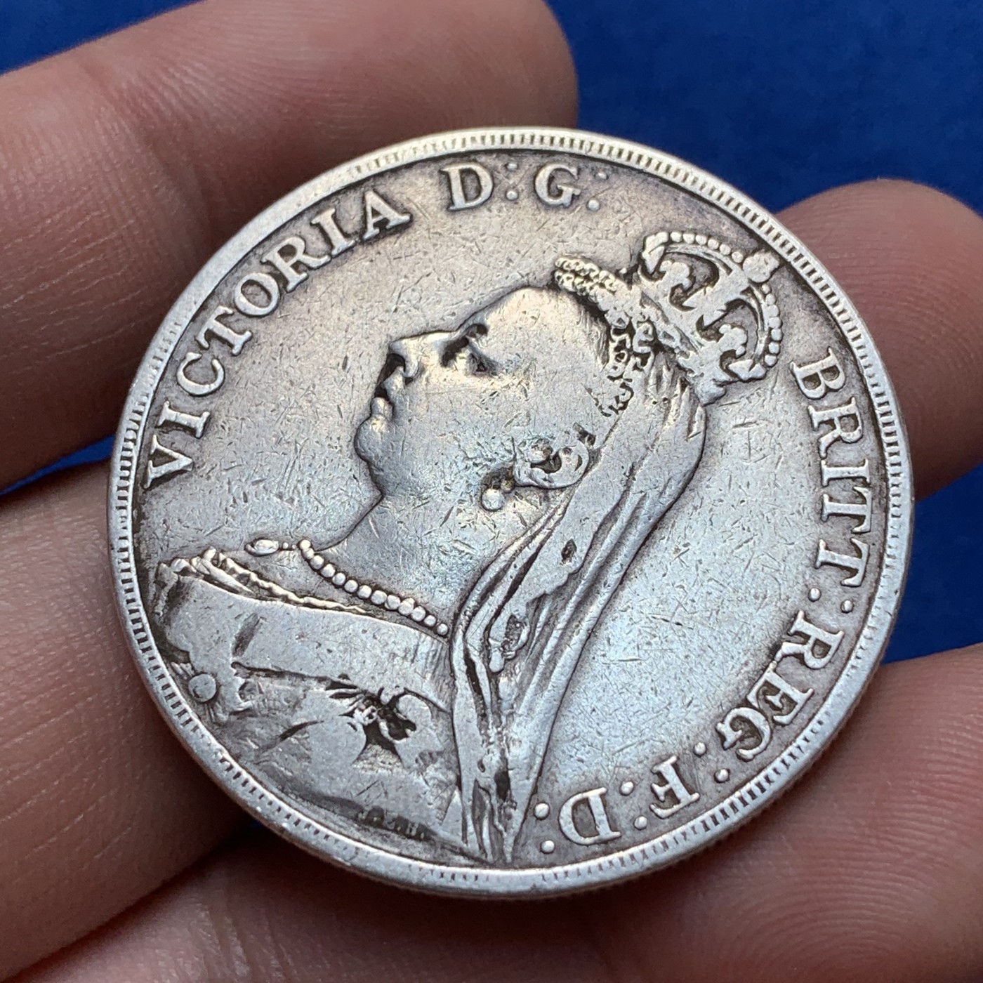 《竞宝斋》第189场-周日，周一 2场 (全场包邮) 英国1890年维多利亚高冠版马剑银币