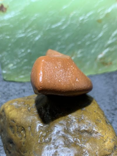 精美戈壁红碧玉手工雕刻佛字把件（吊坠)一个！ 精美戈壁红碧玉手工雕刻佛字把件（吊坠)一个！