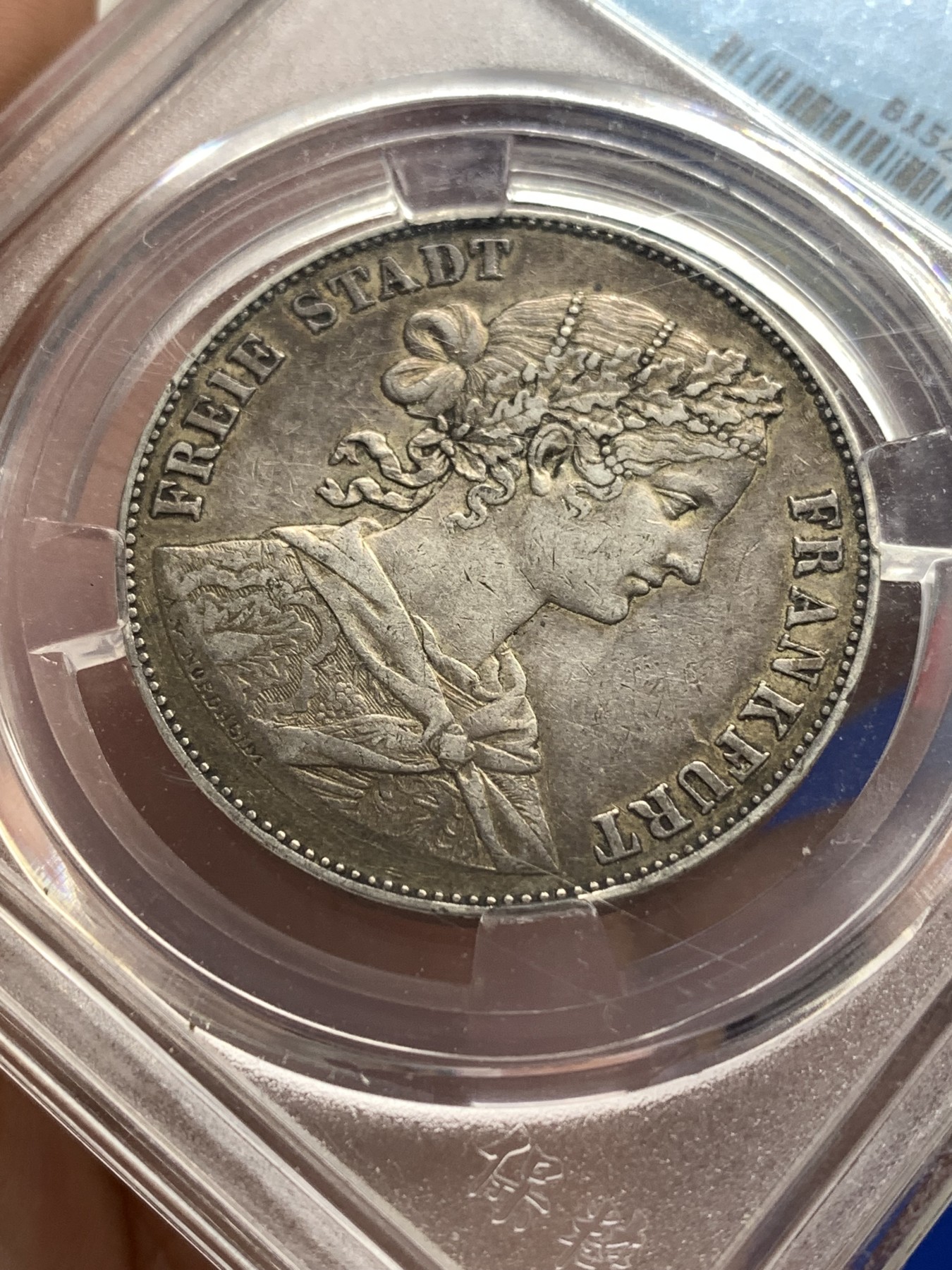 《竞宝斋》第189场-周日，周一 2场 (全场包邮) 保粹NFC盒 AU58 德国1860年法兰克福少女1泰勒银币