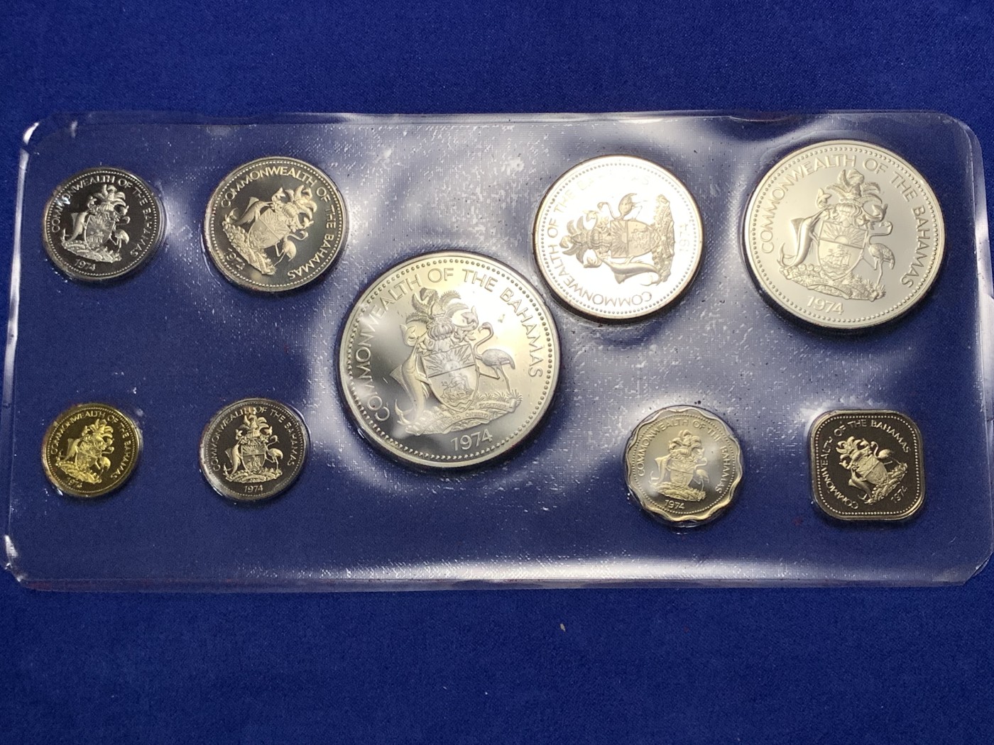 《竞宝斋》第189场-周日，周一 2场 (全场包邮) 1974年 巴哈马 9枚一套 含银币4枚 封装精制套币 盒子证书齐全，银币分别重10.37克、18.14克、29.8克、42.12克
