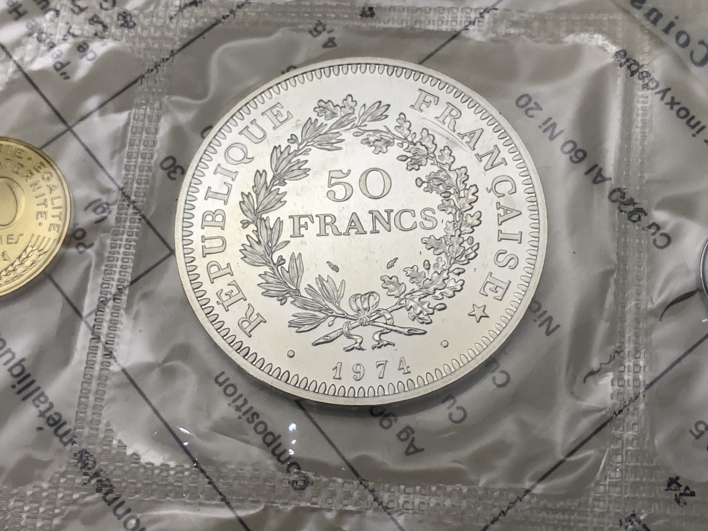 《竞宝斋》第189场-周日，周一 2场 (全场包邮) 1974年法国套币，原盒原封共9枚，市场上少见，品相如图。其中包括大力神大银币，这是该币首年推出50法郎，很有意义，市场上同品相的评级币价值不菲。