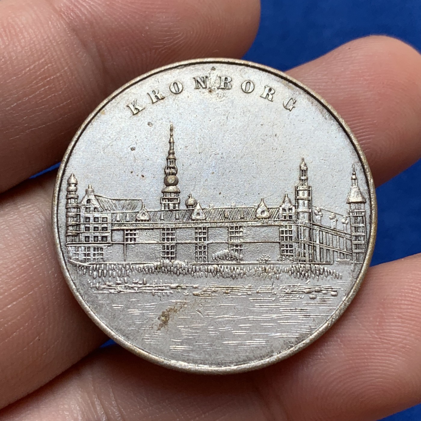 《竞宝斋》第189场-周日，周一 2场 (全场包邮) 丹麦 Helsingor Kronborg 城堡1426 - 1926年500周年纪念铜镀银章  直径：34.7 毫米  重量：16 克