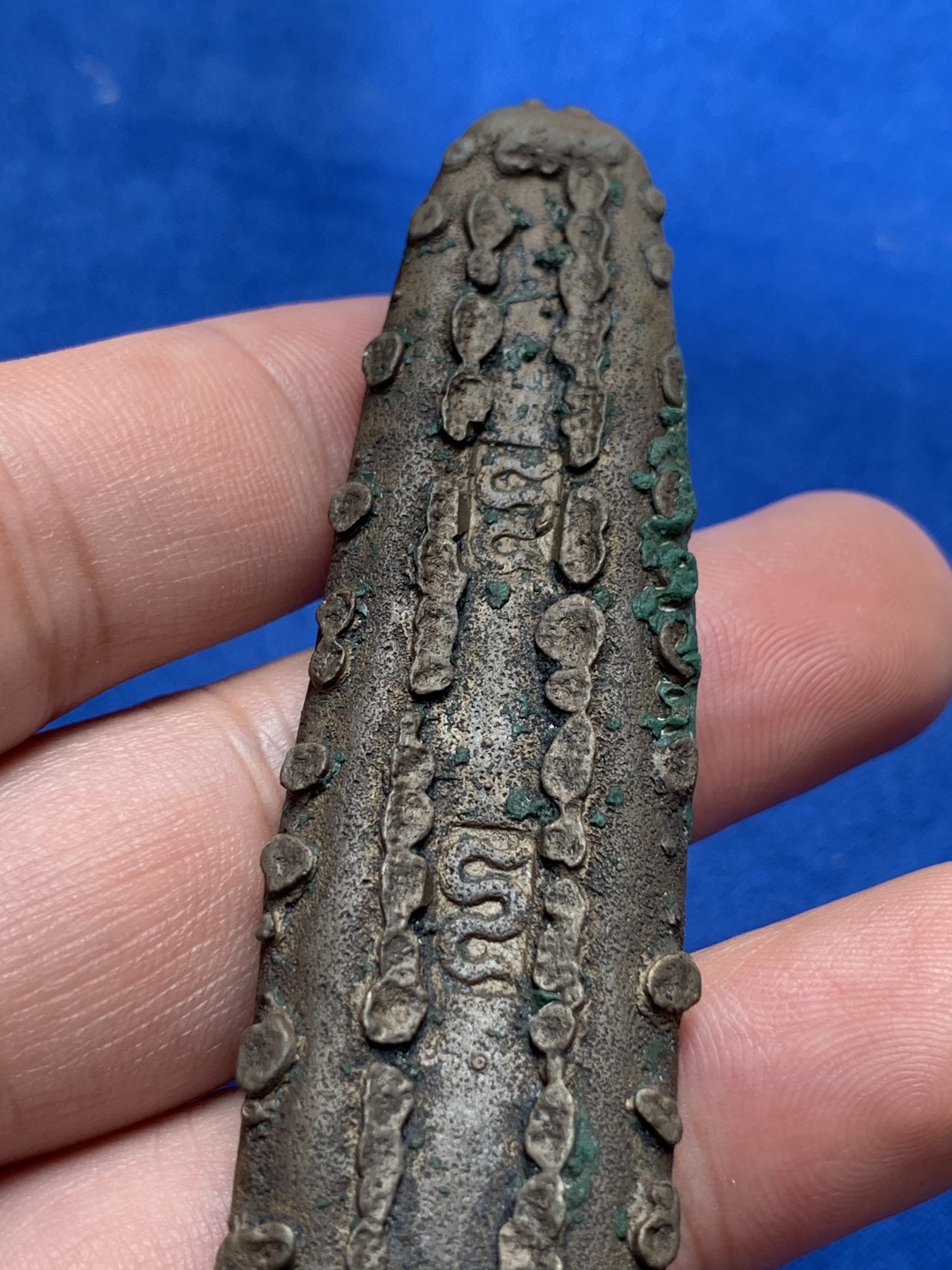 《竞宝斋》第189场-周日，周一 2场 (全场包邮) 泰国1271-1368年暹罗(古泰国)素可泰王朝虎舌银条 早期大型高银版本94.8g 带铭文状态极好 基本上没有磨损 铭文清晰可见