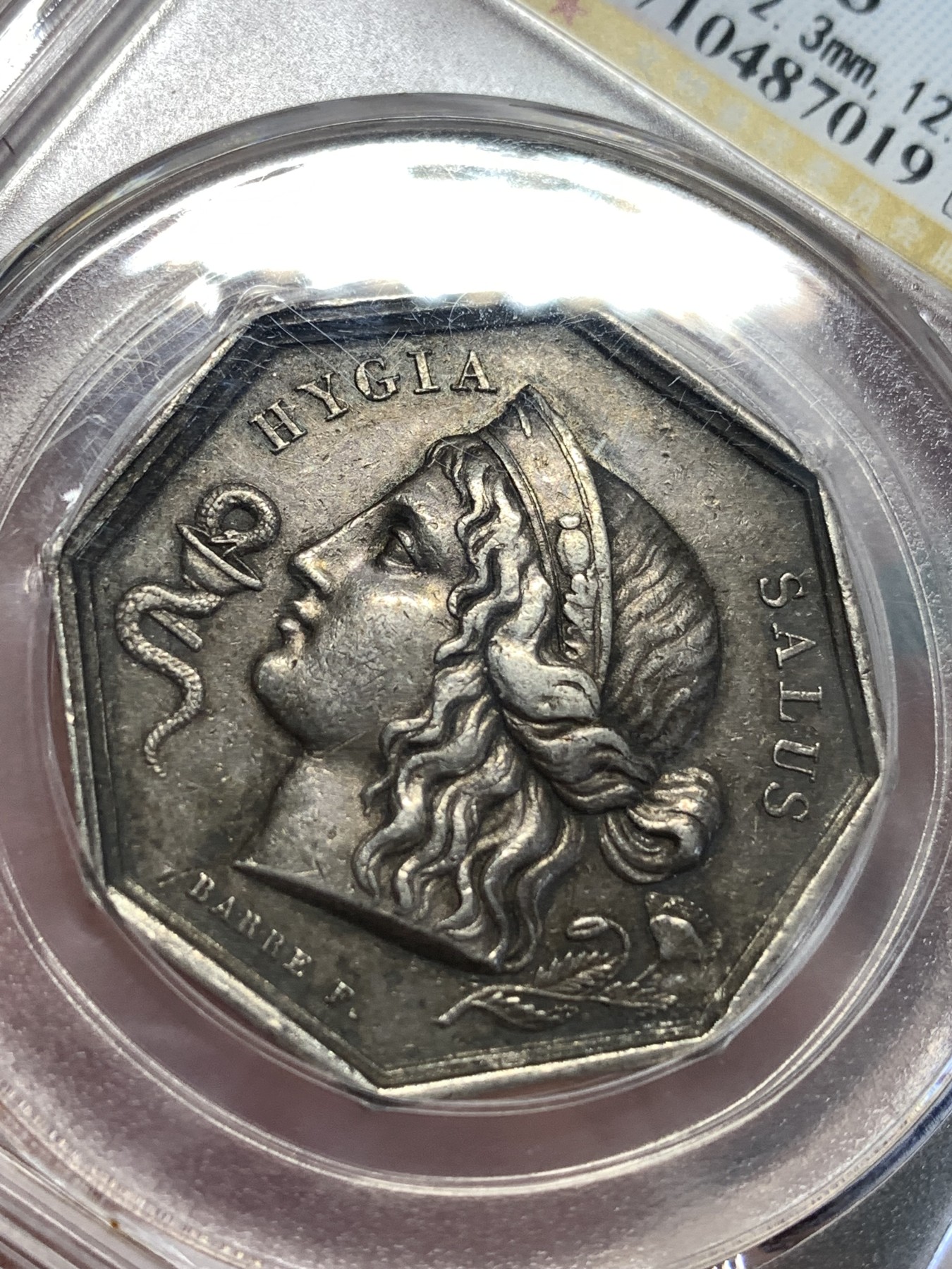 《竞宝斋》第189场-周日，周一 2场 (全场包邮) 公博 AU53 法国1796巴黎制药公司八角银质代币 正面希腊女神Hygieia她头戴皇冠 前面蛇在酒杯里喝酒 极少见品种(目前只见这一枚）   油灯边铭 难得公博低评