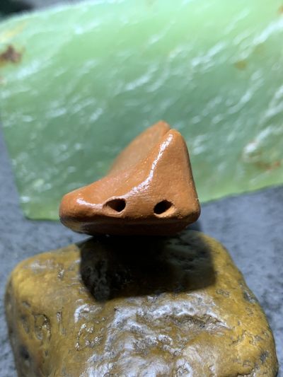 精美戈壁红碧玉手工雕刻佛字把件（吊坠)一个！ 精美戈壁红碧玉手工雕刻佛字把件（吊坠)一个！