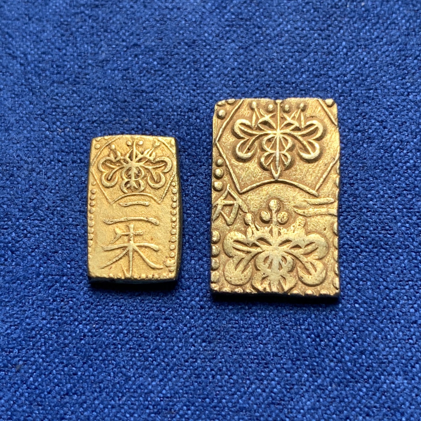 《竞宝斋》第189场-周日，周一 2场 (全场包邮) 日本二分金和二朱金一对，非常黄亮金水非常足，高品相，高点字体十分犀利