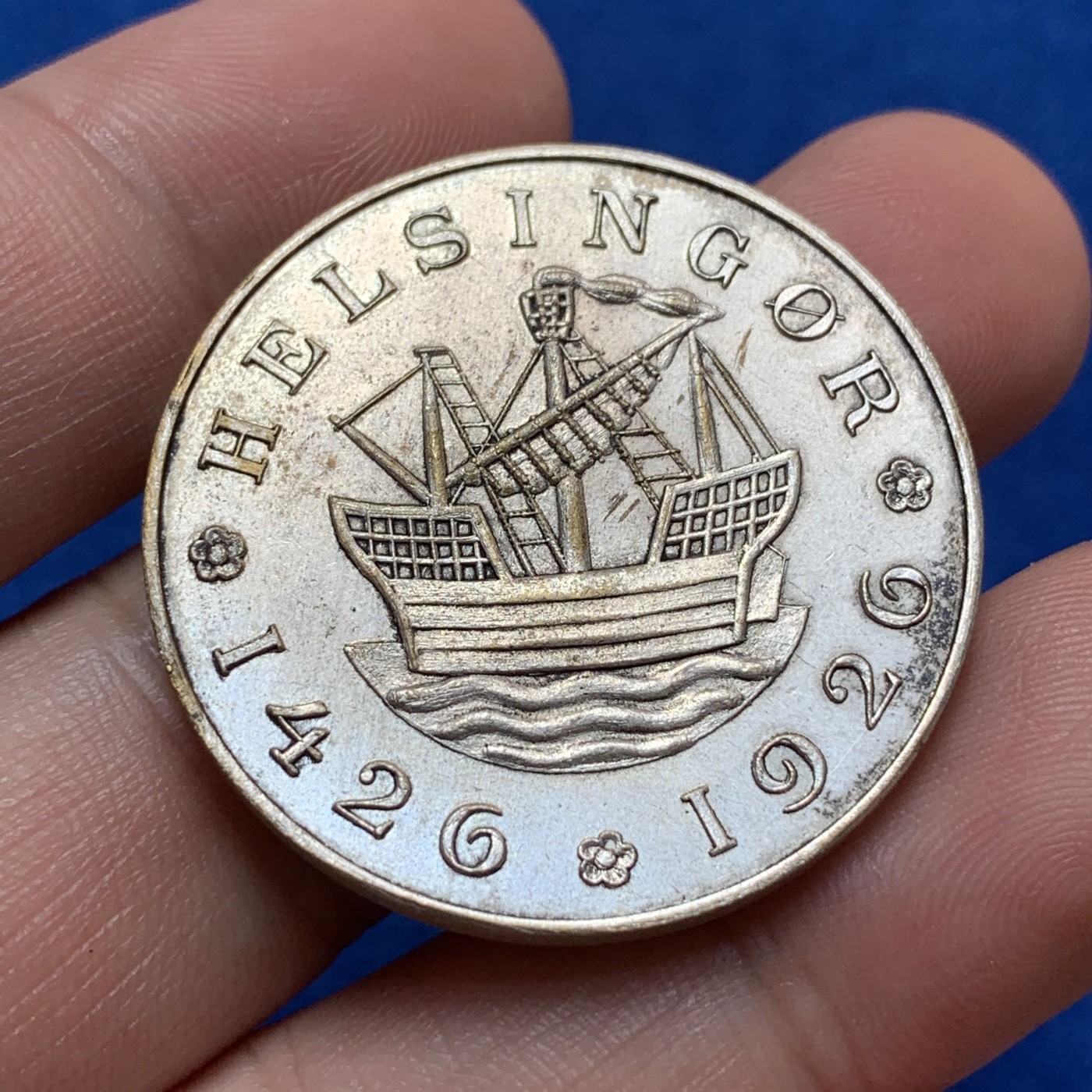 《竞宝斋》第189场-周日，周一 2场 (全场包邮) 丹麦 Helsingor Kronborg 城堡1426 - 1926年500周年纪念铜镀银章  直径：34.7 毫米  重量：16 克