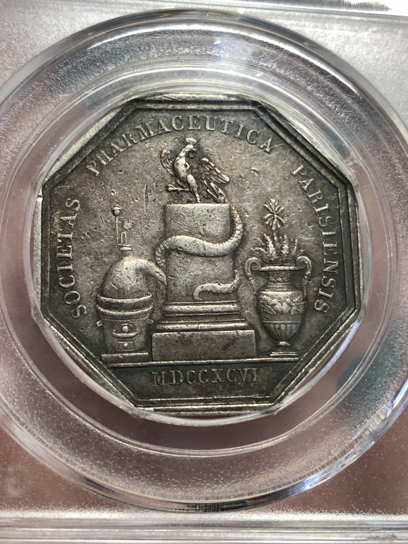 《竞宝斋》第189场-周日，周一 2场 (全场包邮) 公博 AU53 法国1796巴黎制药公司八角银质代币 正面希腊女神Hygieia她头戴皇冠 前面蛇在酒杯里喝酒 极少见品种(目前只见这一枚）   油灯边铭 难得公博低评